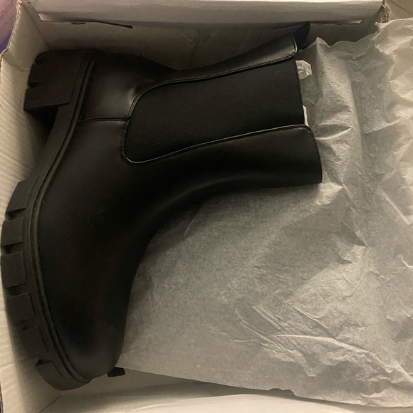 Olivia Miller Women's Arianna Lug Sole Chelsea Booties Black Size: 8.5 - Picture 4 of 5